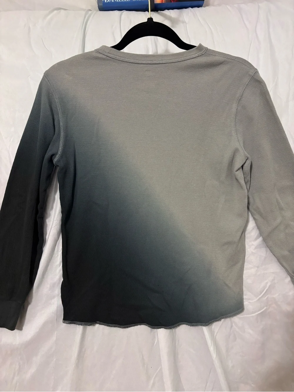 GAP Long Sleeve Ombre Tee in Light Gray to Dark Gray/Black